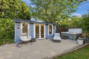 LAKESIDE LODGE- click for photo gallery
